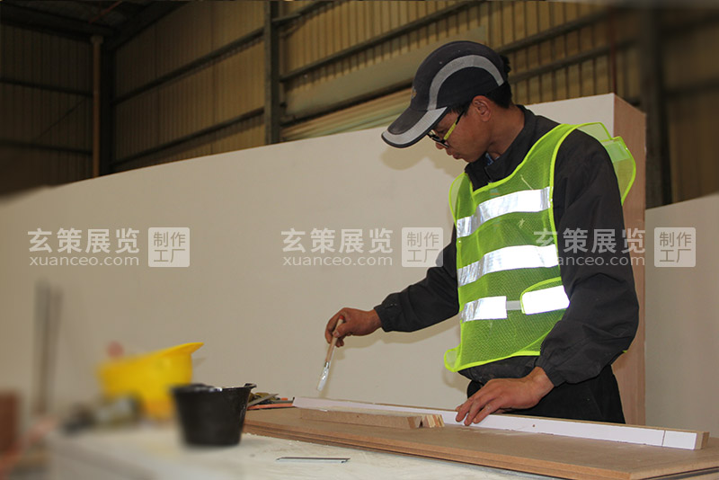 大香蕉网址展覽工廠工人